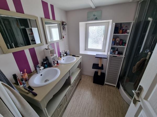 Maison non mitoyenne rénovée au coeur du bourg