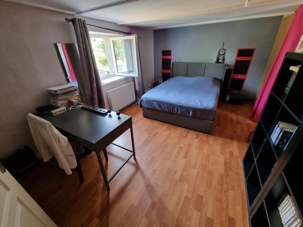 Maison non mitoyenne rénovée au coeur du bourg