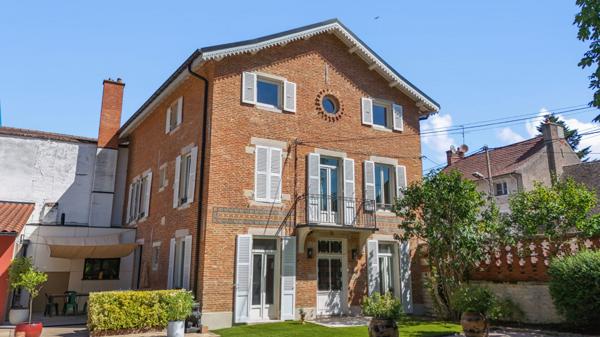 Propriété bourgeoise à Seurre de 220 m² avec parc paysagé et vue Saône