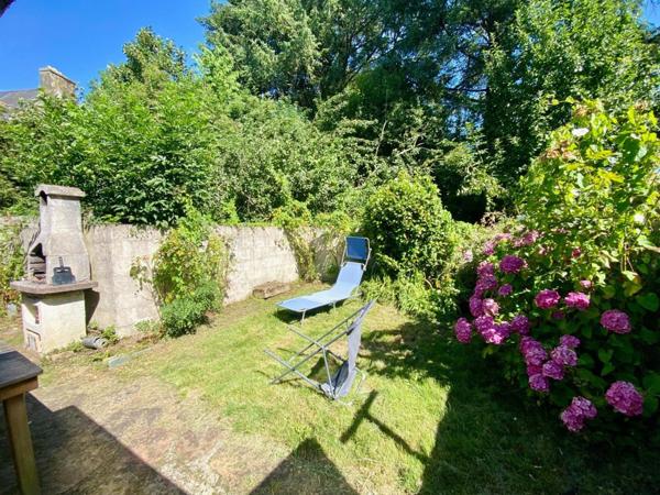 Maison de ville, 4 chambres et jardinet clos.