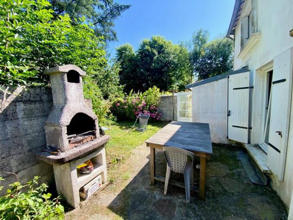 Maison de ville, 4 chambres et jardinet clos.
