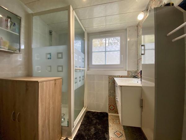 Maison de ville, 4 chambres et jardinet clos.