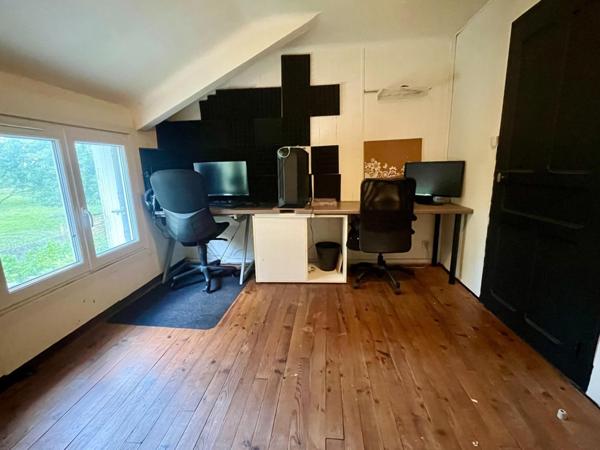 Maison de ville, 4 chambres et jardinet clos.