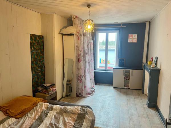 Maison de ville, 4 chambres et jardinet clos.