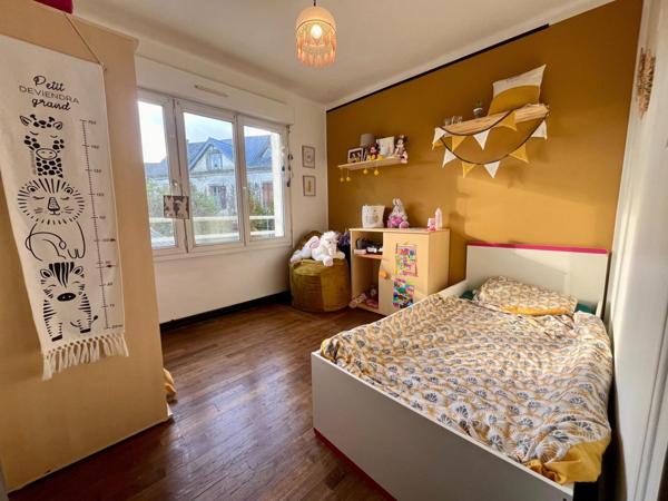 Maison de ville, 4 chambres et jardinet clos.