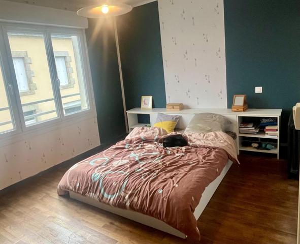 Maison de ville, 4 chambres et jardinet clos.