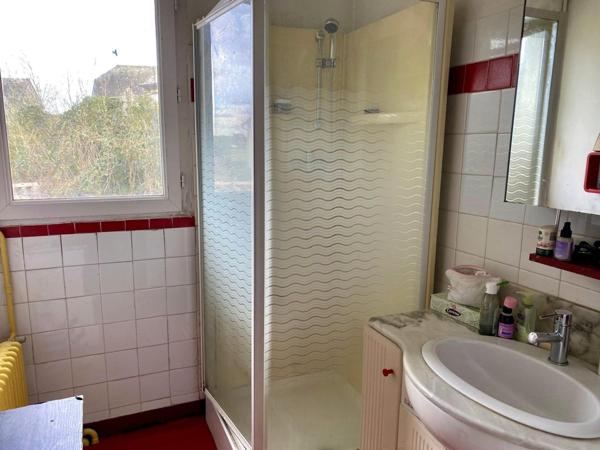 Maison de ville, 4 chambres et jardinet clos.