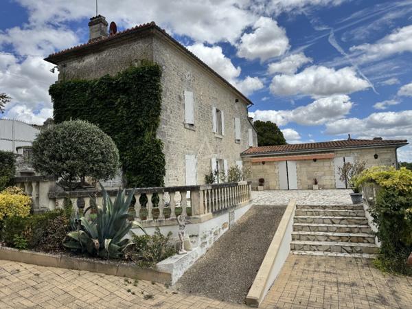 Ensemble immobilier de caractère avec vue panoramique  sud Angoulême