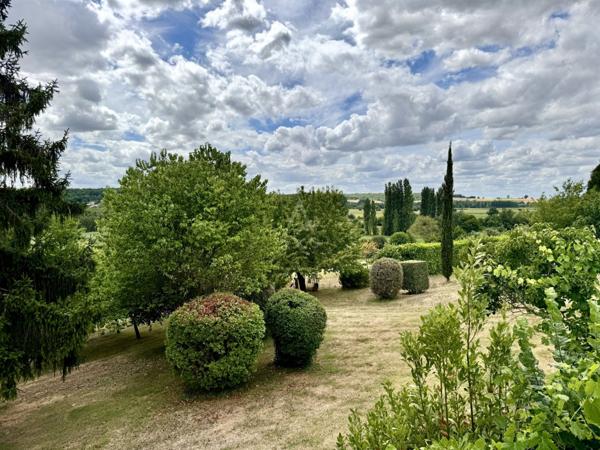 Ensemble immobilier de caractère avec vue panoramique  sud Angoulême
