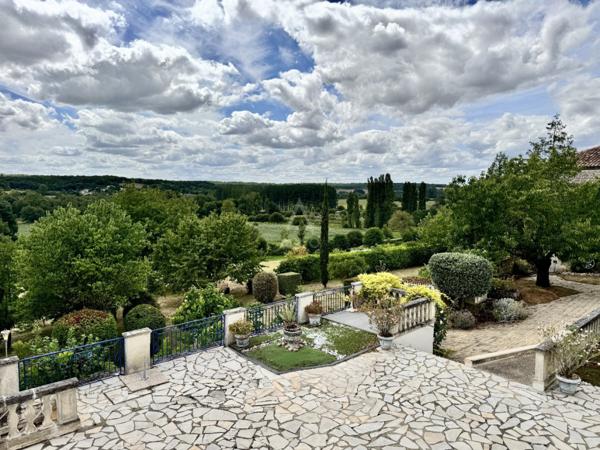 Ensemble immobilier de caractère avec vue panoramique  sud Angoulême