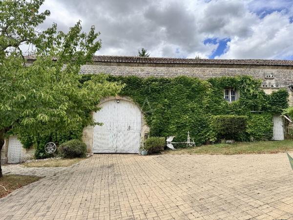 Ensemble immobilier de caractère avec vue panoramique  sud Angoulême
