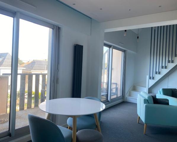 T2 Bis duplex rénové, dernier étage, aperçu mer, piscine, garage.