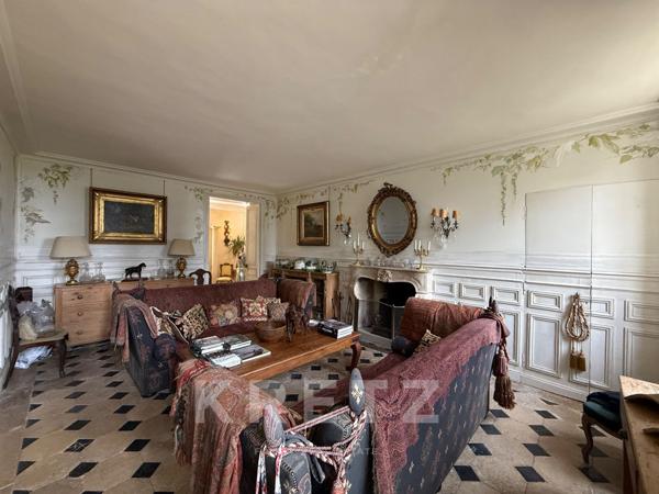 Elégant château du  XVIIIe, dépendances restaurées, 10ha Parc Forêt