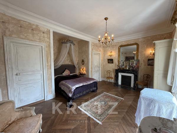 Elégant château du  XVIIIe, dépendances restaurées, 10ha Parc Forêt