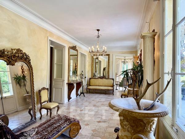 Elégant château du  XVIIIe, dépendances restaurées, 10ha Parc Forêt