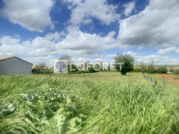 Achat terrain près de Airvault - 1350 m² - 18 540 €