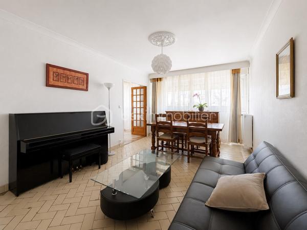 L'espace est devenu un luxe. Cet appartement offre plus de 104m² parfaitement agencés pour répondre aux exigences d'une vie familiale moderne.

Dès l'entrée, les volumes et la fluidité s'imposent, la distribution a été pensée avec intelligence, séparant harmonieusement espaces de réception et espaces nuit, garantissant à chacun calme et intimité.
L'entrée, agrémentée de placards intégrés offre dès les premiers instants une sensation d'ordre et de fonctionnalité. Un détail, particulièrement apprécié au quotidien, qui témoigne de la qualité de la conception de l'appartement.
Le séjour et le salon communiquent naturellement pour former une vaste pièce de réception. La cuisine indépendante bénéficie d'un balcon.
Une buanderie complète cet ensemble et apporte un confort supplémentaire particulièrement apprécié au quotidien.

L'espace nuit, accessible par un couloir dédié, accueille trois chambres aux dimensions confortables, pensées pour offrir à chacun son propre espace. La salle d'eau vient compléter cet espace fonctionnel.
 
Situé en rez-de-chaussée, il séduit par son accessibilité immédiate et sa praticité au quotidien, un véritable atout pour les familles, seniors ou toute personne souhaitant profiter d'un logement facile à vivre.
Ce bien bénéficie d'un environnement en pleine requalification urbaine. Commerces, écoles, services et transports en commun sont accessibles à proximité immédiate, offrant une qualité de vie pratique et dynamique. 
 
Une place de  stationnement extérieure ainsi qu'une cave privative complètent  les prestations de ce bien, des atouts particulièrement recherchés dans le secteur.

Que ce soit pour une résidence principale familiale ou un investissement, cet appartement représente une opportunité rare de conjuguer espace, fonctionnalité et potentiel de valorisation.

Pour toute information complémentaire ou pour organiser une visite, contactez-nous dès maintenant.