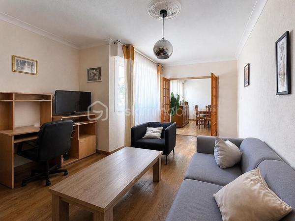 L'espace est devenu un luxe. Cet appartement offre plus de 104m² parfaitement agencés pour répondre aux exigences d'une vie familiale moderne.

Dès l'entrée, les volumes et la fluidité s'imposent, la distribution a été pensée avec intelligence, séparant harmonieusement espaces de réception et espaces nuit, garantissant à chacun calme et intimité.
L'entrée, agrémentée de placards intégrés offre dès les premiers instants une sensation d'ordre et de fonctionnalité. Un détail, particulièrement apprécié au quotidien, qui témoigne de la qualité de la conception de l'appartement.
Le séjour et le salon communiquent naturellement pour former une vaste pièce de réception. La cuisine indépendante bénéficie d'un balcon.
Une buanderie complète cet ensemble et apporte un confort supplémentaire particulièrement apprécié au quotidien.

L'espace nuit, accessible par un couloir dédié, accueille trois chambres aux dimensions confortables, pensées pour offrir à chacun son propre espace. La salle d'eau vient compléter cet espace fonctionnel.
 
Situé en rez-de-chaussée, il séduit par son accessibilité immédiate et sa praticité au quotidien, un véritable atout pour les familles, seniors ou toute personne souhaitant profiter d'un logement facile à vivre.
Ce bien bénéficie d'un environnement en pleine requalification urbaine. Commerces, écoles, services et transports en commun sont accessibles à proximité immédiate, offrant une qualité de vie pratique et dynamique. 
 
Une place de  stationnement extérieure ainsi qu'une cave privative complètent  les prestations de ce bien, des atouts particulièrement recherchés dans le secteur.

Que ce soit pour une résidence principale familiale ou un investissement, cet appartement représente une opportunité rare de conjuguer espace, fonctionnalité et potentiel de valorisation.

Pour toute information complémentaire ou pour organiser une visite, contactez-nous dès maintenant.