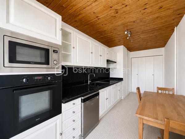 L'espace est devenu un luxe. Cet appartement offre plus de 104m² parfaitement agencés pour répondre aux exigences d'une vie familiale moderne.

Dès l'entrée, les volumes et la fluidité s'imposent, la distribution a été pensée avec intelligence, séparant harmonieusement espaces de réception et espaces nuit, garantissant à chacun calme et intimité.
L'entrée, agrémentée de placards intégrés offre dès les premiers instants une sensation d'ordre et de fonctionnalité. Un détail, particulièrement apprécié au quotidien, qui témoigne de la qualité de la conception de l'appartement.
Le séjour et le salon communiquent naturellement pour former une vaste pièce de réception. La cuisine indépendante bénéficie d'un balcon.
Une buanderie complète cet ensemble et apporte un confort supplémentaire particulièrement apprécié au quotidien.

L'espace nuit, accessible par un couloir dédié, accueille trois chambres aux dimensions confortables, pensées pour offrir à chacun son propre espace. La salle d'eau vient compléter cet espace fonctionnel.
 
Situé en rez-de-chaussée, il séduit par son accessibilité immédiate et sa praticité au quotidien, un véritable atout pour les familles, seniors ou toute personne souhaitant profiter d'un logement facile à vivre.
Ce bien bénéficie d'un environnement en pleine requalification urbaine. Commerces, écoles, services et transports en commun sont accessibles à proximité immédiate, offrant une qualité de vie pratique et dynamique. 
 
Une place de  stationnement extérieure ainsi qu'une cave privative complètent  les prestations de ce bien, des atouts particulièrement recherchés dans le secteur.

Que ce soit pour une résidence principale familiale ou un investissement, cet appartement représente une opportunité rare de conjuguer espace, fonctionnalité et potentiel de valorisation.

Pour toute information complémentaire ou pour organiser une visite, contactez-nous dès maintenant.