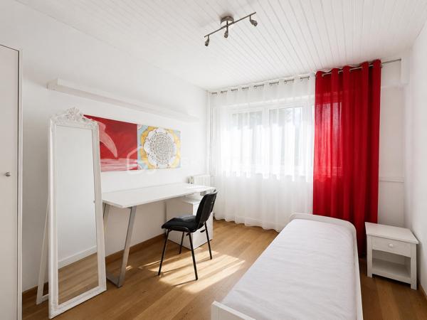 L'espace est devenu un luxe. Cet appartement offre plus de 104m² parfaitement agencés pour répondre aux exigences d'une vie familiale moderne.

Dès l'entrée, les volumes et la fluidité s'imposent, la distribution a été pensée avec intelligence, séparant harmonieusement espaces de réception et espaces nuit, garantissant à chacun calme et intimité.
L'entrée, agrémentée de placards intégrés offre dès les premiers instants une sensation d'ordre et de fonctionnalité. Un détail, particulièrement apprécié au quotidien, qui témoigne de la qualité de la conception de l'appartement.
Le séjour et le salon communiquent naturellement pour former une vaste pièce de réception. La cuisine indépendante bénéficie d'un balcon.
Une buanderie complète cet ensemble et apporte un confort supplémentaire particulièrement apprécié au quotidien.

L'espace nuit, accessible par un couloir dédié, accueille trois chambres aux dimensions confortables, pensées pour offrir à chacun son propre espace. La salle d'eau vient compléter cet espace fonctionnel.
 
Situé en rez-de-chaussée, il séduit par son accessibilité immédiate et sa praticité au quotidien, un véritable atout pour les familles, seniors ou toute personne souhaitant profiter d'un logement facile à vivre.
Ce bien bénéficie d'un environnement en pleine requalification urbaine. Commerces, écoles, services et transports en commun sont accessibles à proximité immédiate, offrant une qualité de vie pratique et dynamique. 
 
Une place de  stationnement extérieure ainsi qu'une cave privative complètent  les prestations de ce bien, des atouts particulièrement recherchés dans le secteur.

Que ce soit pour une résidence principale familiale ou un investissement, cet appartement représente une opportunité rare de conjuguer espace, fonctionnalité et potentiel de valorisation.

Pour toute information complémentaire ou pour organiser une visite, contactez-nous dès maintenant.
