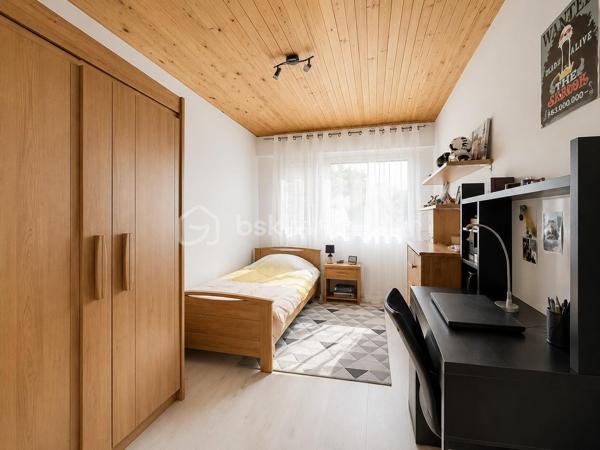 L'espace est devenu un luxe. Cet appartement offre plus de 104m² parfaitement agencés pour répondre aux exigences d'une vie familiale moderne.

Dès l'entrée, les volumes et la fluidité s'imposent, la distribution a été pensée avec intelligence, séparant harmonieusement espaces de réception et espaces nuit, garantissant à chacun calme et intimité.
L'entrée, agrémentée de placards intégrés offre dès les premiers instants une sensation d'ordre et de fonctionnalité. Un détail, particulièrement apprécié au quotidien, qui témoigne de la qualité de la conception de l'appartement.
Le séjour et le salon communiquent naturellement pour former une vaste pièce de réception. La cuisine indépendante bénéficie d'un balcon.
Une buanderie complète cet ensemble et apporte un confort supplémentaire particulièrement apprécié au quotidien.

L'espace nuit, accessible par un couloir dédié, accueille trois chambres aux dimensions confortables, pensées pour offrir à chacun son propre espace. La salle d'eau vient compléter cet espace fonctionnel.
 
Situé en rez-de-chaussée, il séduit par son accessibilité immédiate et sa praticité au quotidien, un véritable atout pour les familles, seniors ou toute personne souhaitant profiter d'un logement facile à vivre.
Ce bien bénéficie d'un environnement en pleine requalification urbaine. Commerces, écoles, services et transports en commun sont accessibles à proximité immédiate, offrant une qualité de vie pratique et dynamique. 
 
Une place de  stationnement extérieure ainsi qu'une cave privative complètent  les prestations de ce bien, des atouts particulièrement recherchés dans le secteur.

Que ce soit pour une résidence principale familiale ou un investissement, cet appartement représente une opportunité rare de conjuguer espace, fonctionnalité et potentiel de valorisation.

Pour toute information complémentaire ou pour organiser une visite, contactez-nous dès maintenant.