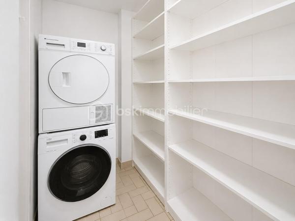 L'espace est devenu un luxe. Cet appartement offre plus de 104m² parfaitement agencés pour répondre aux exigences d'une vie familiale moderne.

Dès l'entrée, les volumes et la fluidité s'imposent, la distribution a été pensée avec intelligence, séparant harmonieusement espaces de réception et espaces nuit, garantissant à chacun calme et intimité.
L'entrée, agrémentée de placards intégrés offre dès les premiers instants une sensation d'ordre et de fonctionnalité. Un détail, particulièrement apprécié au quotidien, qui témoigne de la qualité de la conception de l'appartement.
Le séjour et le salon communiquent naturellement pour former une vaste pièce de réception. La cuisine indépendante bénéficie d'un balcon.
Une buanderie complète cet ensemble et apporte un confort supplémentaire particulièrement apprécié au quotidien.

L'espace nuit, accessible par un couloir dédié, accueille trois chambres aux dimensions confortables, pensées pour offrir à chacun son propre espace. La salle d'eau vient compléter cet espace fonctionnel.
 
Situé en rez-de-chaussée, il séduit par son accessibilité immédiate et sa praticité au quotidien, un véritable atout pour les familles, seniors ou toute personne souhaitant profiter d'un logement facile à vivre.
Ce bien bénéficie d'un environnement en pleine requalification urbaine. Commerces, écoles, services et transports en commun sont accessibles à proximité immédiate, offrant une qualité de vie pratique et dynamique. 
 
Une place de  stationnement extérieure ainsi qu'une cave privative complètent  les prestations de ce bien, des atouts particulièrement recherchés dans le secteur.

Que ce soit pour une résidence principale familiale ou un investissement, cet appartement représente une opportunité rare de conjuguer espace, fonctionnalité et potentiel de valorisation.

Pour toute information complémentaire ou pour organiser une visite, contactez-nous dès maintenant.