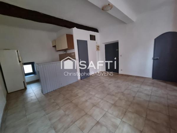 Grand immeuble avec excellent rapport locatif.