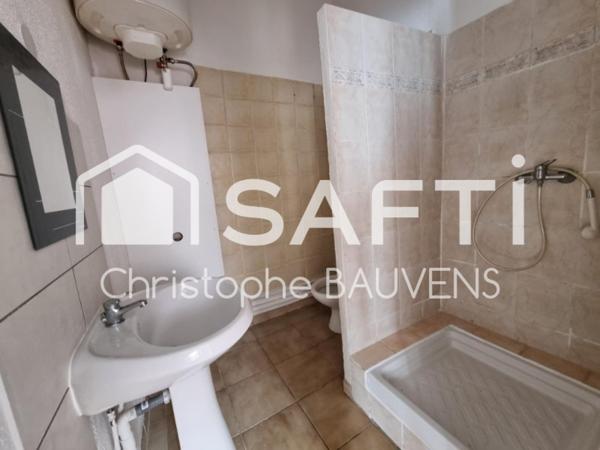 Grand immeuble avec excellent rapport locatif.