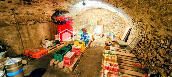 Murs et fonds de commerce dans le village de Charroux