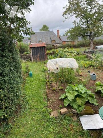 A vendre à Ally (CANTAL), la moitié indivise d'une maison d'habitation mitoyenne sur un pignon,...