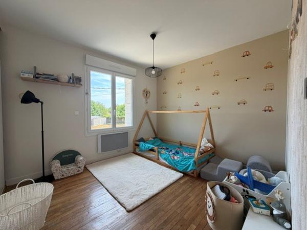 Maison
                                                                                                                                                                                                                                                                                                                        7 pièce(s)                                                                                                                                                                                                          4 chambre(s)                                                                                                                                                                                                          161  m²