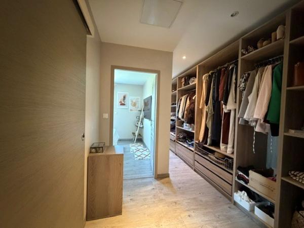 Maison
                                                                                                                                                                                                                                                                                                                        7 pièce(s)                                                                                                                                                                                                          4 chambre(s)                                                                                                                                                                                                          161  m²