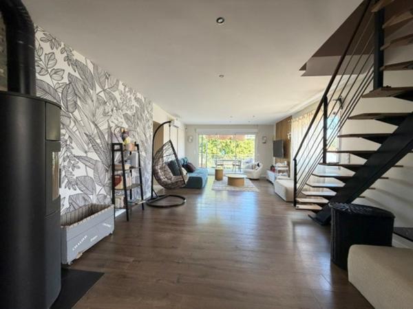 Maison
                                                                                                                                                                                                                                                                                                                        7 pièce(s)                                                                                                                                                                                                          4 chambre(s)                                                                                                                                                                                                          161  m²