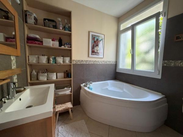 Maison
                                                                                                                                                                                                                                                                                                                        7 pièce(s)                                                                                                                                                                                                          4 chambre(s)                                                                                                                                                                                                          161  m²