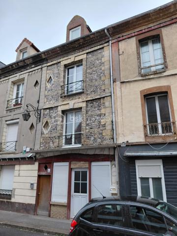 Dans un quartier AUTHENTIQUE
A proximité du port , du pont Colbert et des commerces.
Copropriété saine de 3 lots , faible charge.

Immeuble en briques et silex composé de 3 appartements.
Au  RDC , un deux pièces de 32 m2 libre il était loué 400 € +charge
Au 1 étage , un studio de 22m2 libre il était loué 335 € + charge
Au 2 étage , un duplex de 33m2 occupé loué 435 € + charge

l'ensemble des appartements sont en bon état , les DPE sont très correct
investissement locatif