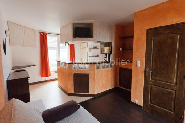 Dans un quartier AUTHENTIQUE
A proximité du port , du pont Colbert et des commerces.
Copropriété saine de 3 lots , faible charge.

Immeuble en briques et silex composé de 3 appartements.
Au  RDC , un deux pièces de 32 m2 libre il était loué 400 € +charge
Au 1 étage , un studio de 22m2 libre il était loué 335 € + charge
Au 2 étage , un duplex de 33m2 occupé loué 435 € + charge

l'ensemble des appartements sont en bon état , les DPE sont très correct
investissement locatif