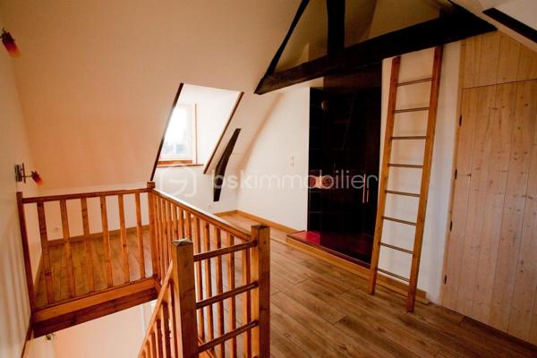 Dans un quartier AUTHENTIQUE
A proximité du port , du pont Colbert et des commerces.
Copropriété saine de 3 lots , faible charge.

Immeuble en briques et silex composé de 3 appartements.
Au  RDC , un deux pièces de 32 m2 libre il était loué 400 € +charge
Au 1 étage , un studio de 22m2 libre il était loué 335 € + charge
Au 2 étage , un duplex de 33m2 occupé loué 435 € + charge

l'ensemble des appartements sont en bon état , les DPE sont très correct
investissement locatif