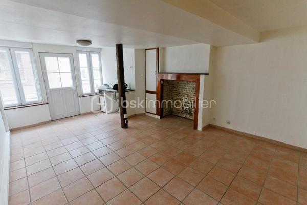Dans un quartier AUTHENTIQUE
A proximité du port , du pont Colbert et des commerces.
Copropriété saine de 3 lots , faible charge.

Immeuble en briques et silex composé de 3 appartements.
Au  RDC , un deux pièces de 32 m2 libre il était loué 400 € +charge
Au 1 étage , un studio de 22m2 libre il était loué 335 € + charge
Au 2 étage , un duplex de 33m2 occupé loué 435 € + charge

l'ensemble des appartements sont en bon état , les DPE sont très correct
investissement locatif