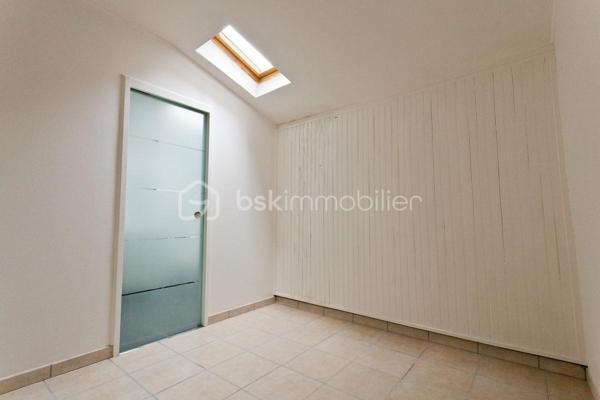 Dans un quartier AUTHENTIQUE
A proximité du port , du pont Colbert et des commerces.
Copropriété saine de 3 lots , faible charge.

Immeuble en briques et silex composé de 3 appartements.
Au  RDC , un deux pièces de 32 m2 libre il était loué 400 € +charge
Au 1 étage , un studio de 22m2 libre il était loué 335 € + charge
Au 2 étage , un duplex de 33m2 occupé loué 435 € + charge

l'ensemble des appartements sont en bon état , les DPE sont très correct
investissement locatif