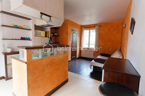 Dans un quartier AUTHENTIQUE
A proximité du port , du pont Colbert et des commerces.
Copropriété saine de 3 lots , faible charge.

Immeuble en briques et silex composé de 3 appartements.
Au  RDC , un deux pièces de 32 m2 libre il était loué 400 € +charge
Au 1 étage , un studio de 22m2 libre il était loué 335 € + charge
Au 2 étage , un duplex de 33m2 occupé loué 435 € + charge

l'ensemble des appartements sont en bon état , les DPE sont très correct
investissement locatif