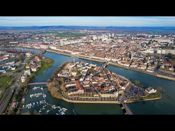 appartement 2 pièces 42m² rdc avec terrasse 13M² vue  sur  la Saône sur ile saint Laurent  Rives de Genise 1