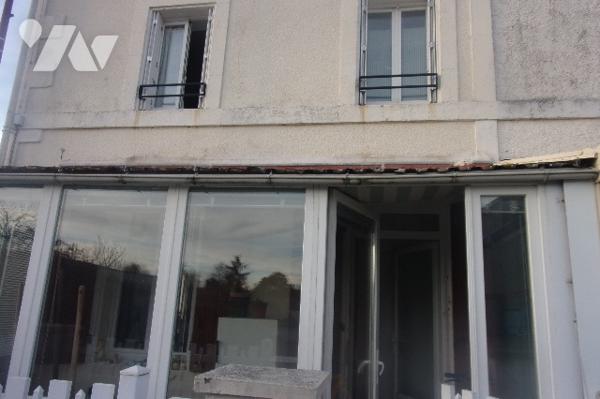 Maison ,1 cuisine équipée ouverte sur le salon,2 wc,1 lingerie,2 chambres,1 douche à l'italienne.