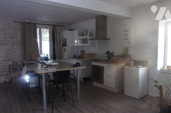 Maison ,1 cuisine équipée ouverte sur le salon,2 wc,1 lingerie,2 chambres,1 douche à l'italienne.