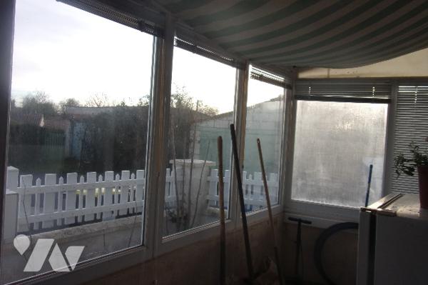 Maison ,1 cuisine équipée ouverte sur le salon,2 wc,1 lingerie,2 chambres,1 douche à l'italienne.