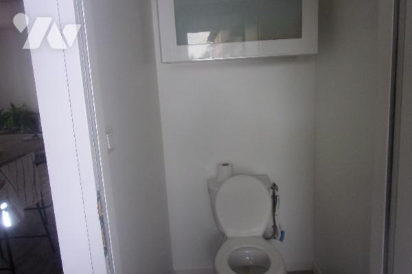 Maison ,1 cuisine équipée ouverte sur le salon,2 wc,1 lingerie,2 chambres,1 douche à l'italienne.