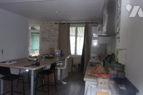 Maison ,1 cuisine équipée ouverte sur le salon,2 wc,1 lingerie,2 chambres,1 douche à l'italienne.