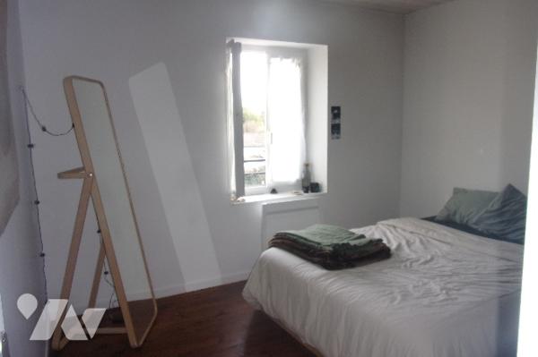 Maison ,1 cuisine équipée ouverte sur le salon,2 wc,1 lingerie,2 chambres,1 douche à l'italienne.