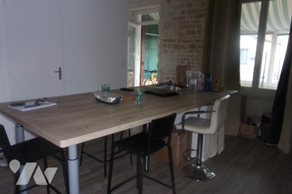 Maison ,1 cuisine équipée ouverte sur le salon,2 wc,1 lingerie,2 chambres,1 douche à l'italienne.