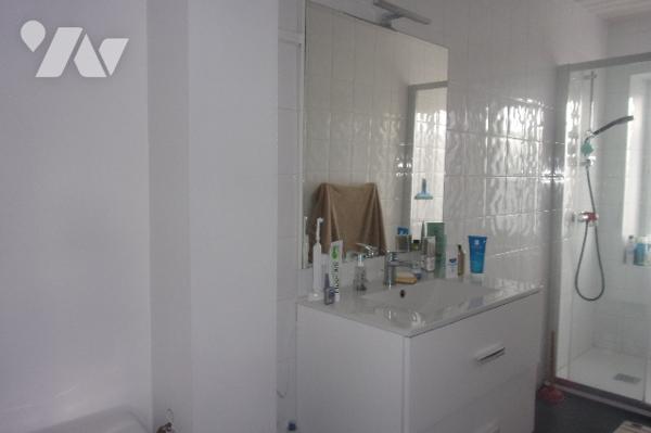 Maison ,1 cuisine équipée ouverte sur le salon,2 wc,1 lingerie,2 chambres,1 douche à l'italienne.