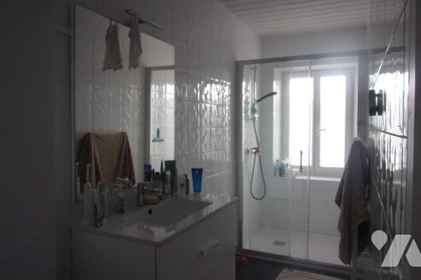 Maison ,1 cuisine équipée ouverte sur le salon,2 wc,1 lingerie,2 chambres,1 douche à l'italienne.